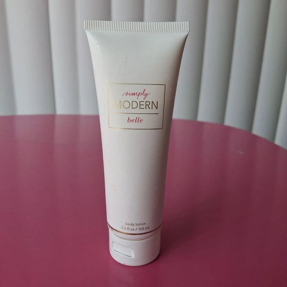 Simply Modern Belle Body Lotion 4.0 fl oz 120mL Grapefruit Cedarwood The Limited